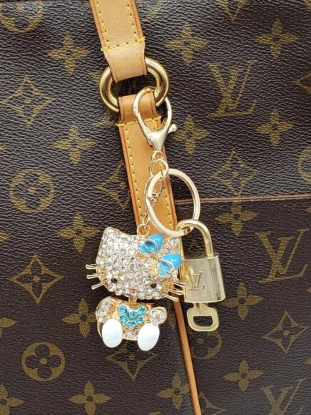 Louis Vuitton Authentic Gold Padlock 🔒 Key+Unbranded Hello Kitty Keychain/Charm - Picture 3 of 7